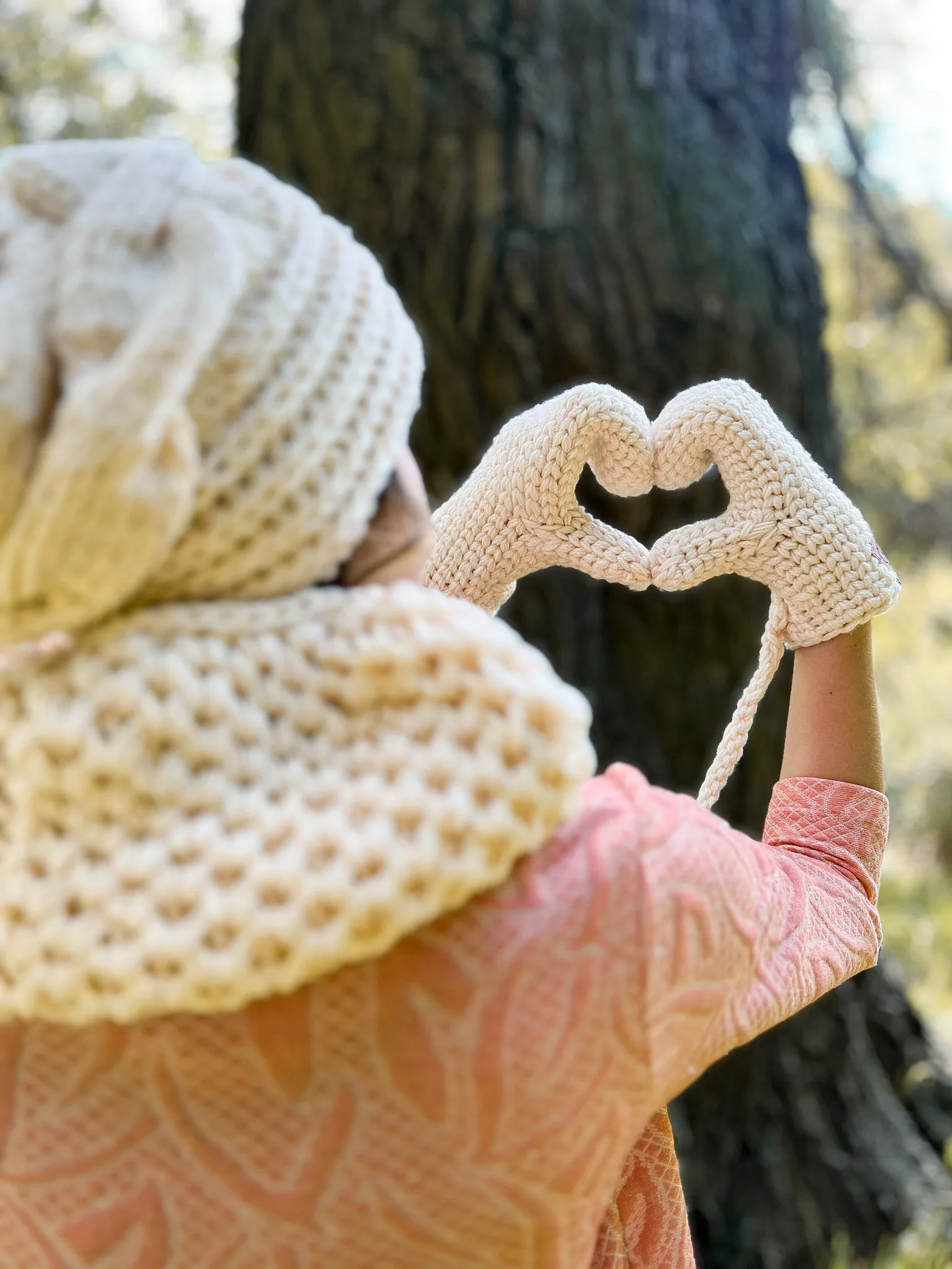 Rękawiczki handmade ze sznureczkiem ,,Ecru" 4 jasna czapka zimowa ktora nie popsuje twojej fryzury