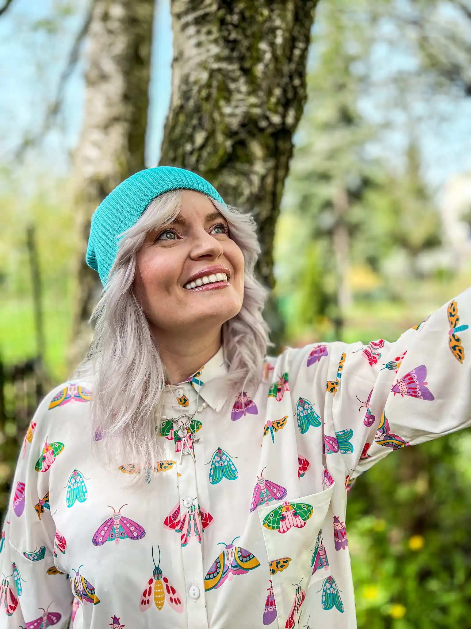 Luźna czapka z bawełny logo kolorowe "Turkus" 28 Stylowy komfort na każdą porę roku – turkusowa bawełniana czapka polskiej produkcji.