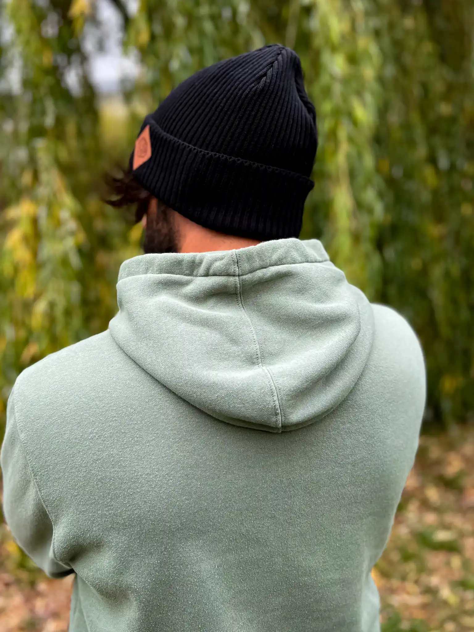 Męska bawełniana czapka beanie logo ekoskórka "Czarna" 177 Bawełniana złodziejka męska – nowoczesny design.