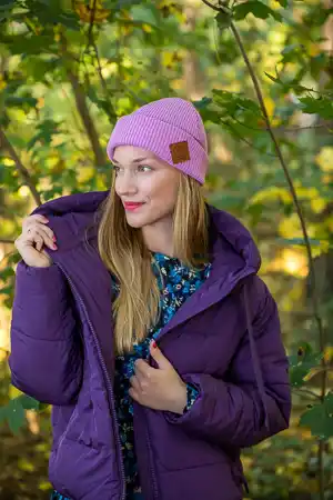 Smerfetka – lekka i stylowa czapka na wiosnę. Do czego pasuje? 7 Jaki kolor czapki do blond włosów – tworzenie harmonijnego looku