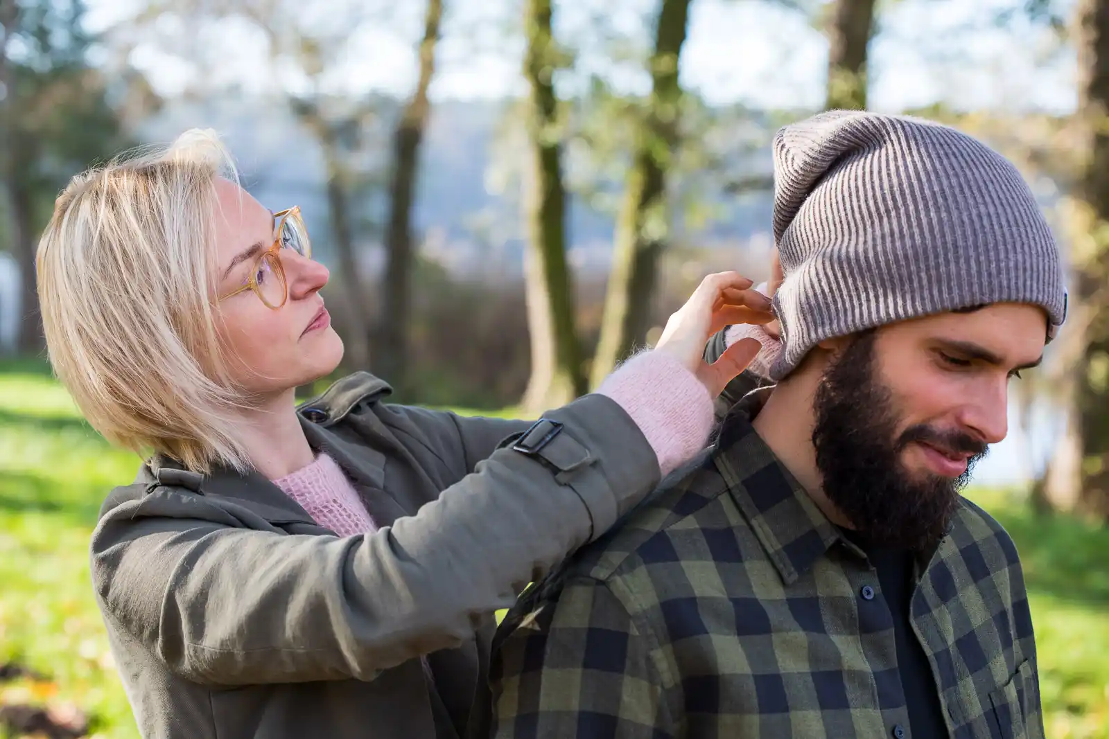 Jak dbać o wiosenną czapkę beanie, żeby długo wyglądała jak nowa? 1 Rok 2025 przynosi również modę na czapki z wyrazistymi aplikacjami i wzorami.