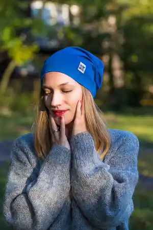 Jak dbać o wiosenną czapkę beanie, żeby długo wyglądała jak nowa? 3 Jaki kolor czapki do blond włosów – tworzenie harmonijnego looku