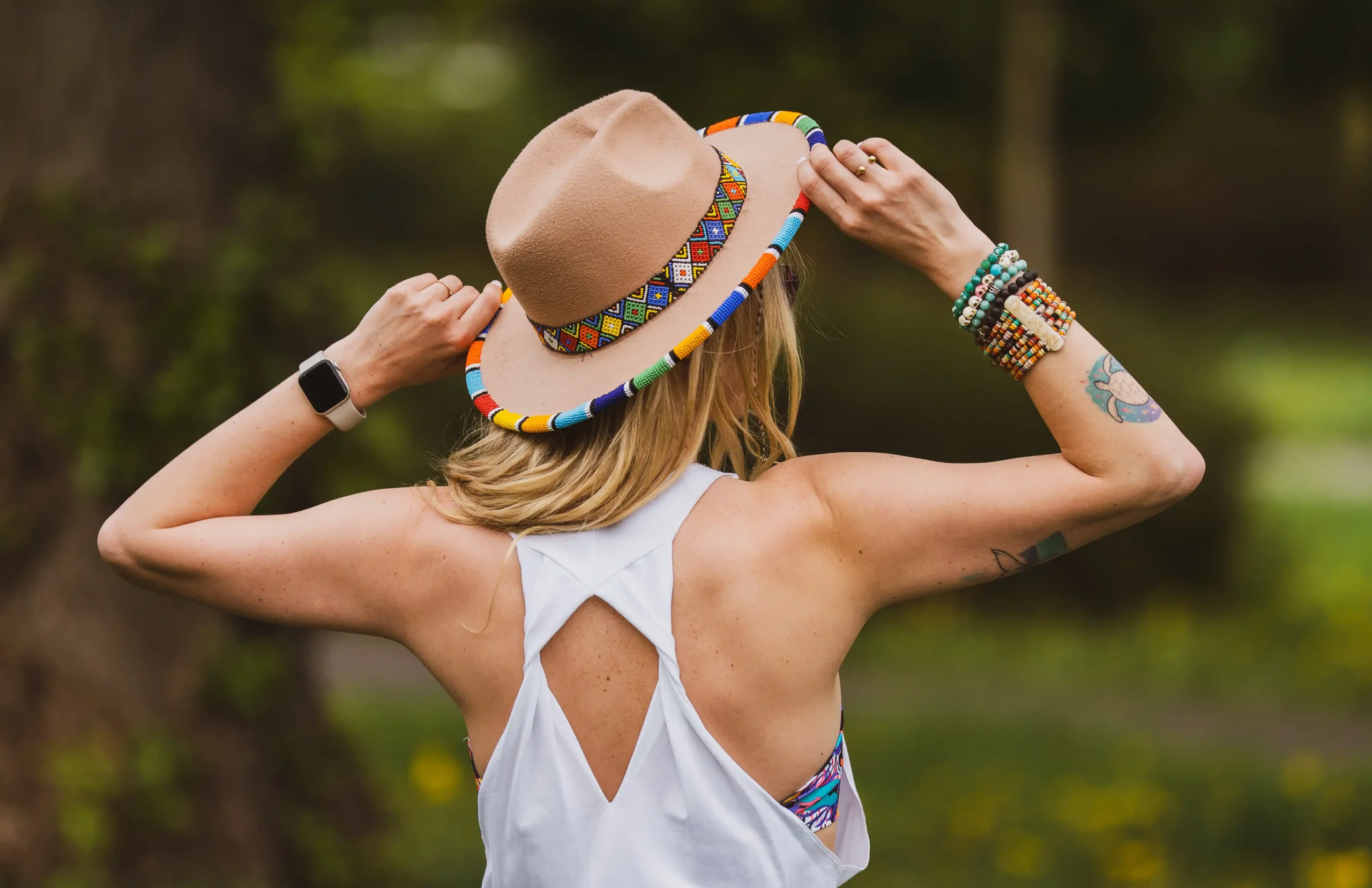 Tank topy w stylu streetwear – sposoby na miejską stylizację 1 Rok 2025 przynosi również modę na czapki z wyrazistymi aplikacjami i wzorami.