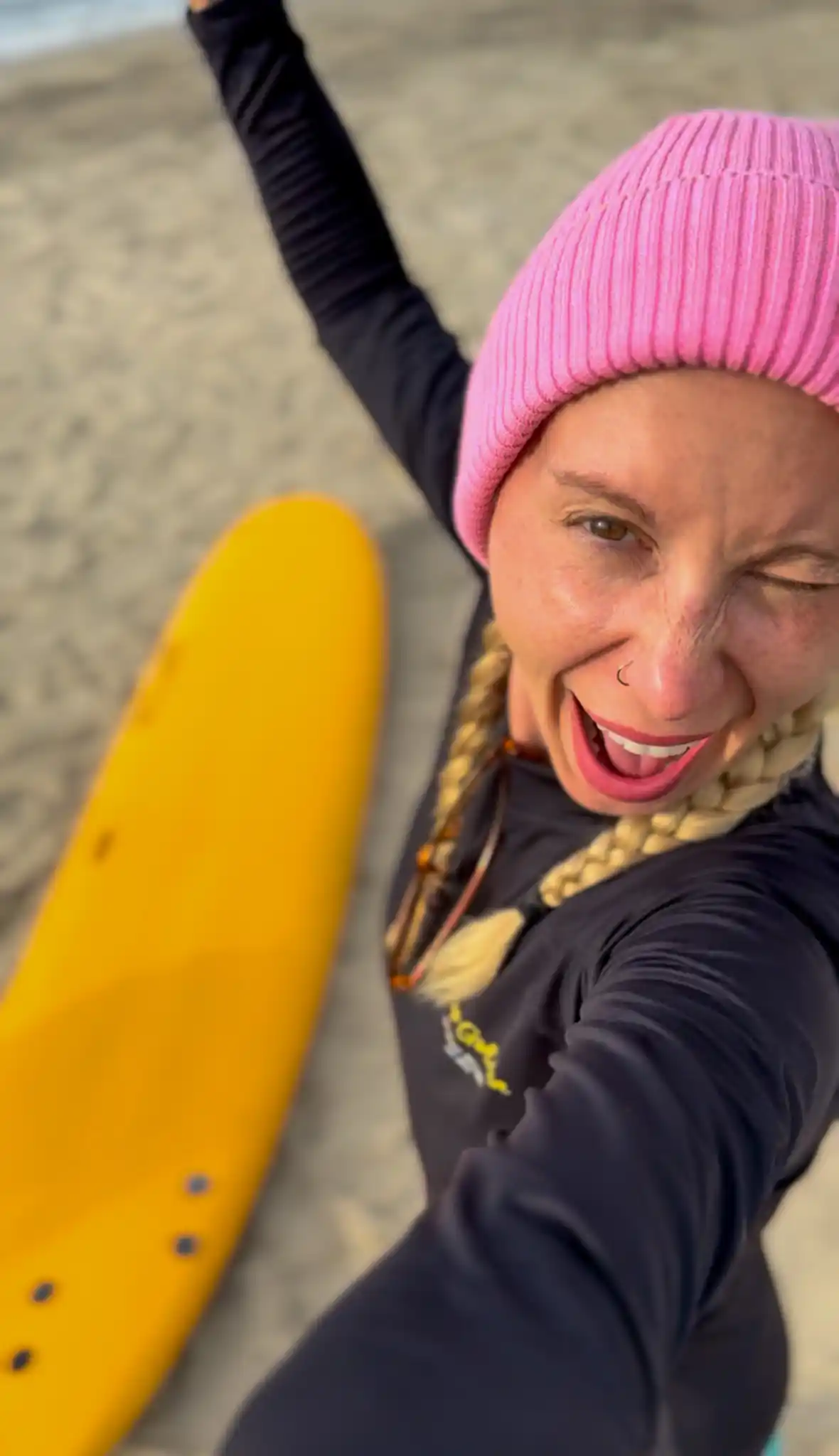Styl surferski na co dzień – jak dobrać czapkę do luźnego, plażowego looku? 6 Jak nosić czapkę zimą – wpływ na włosy