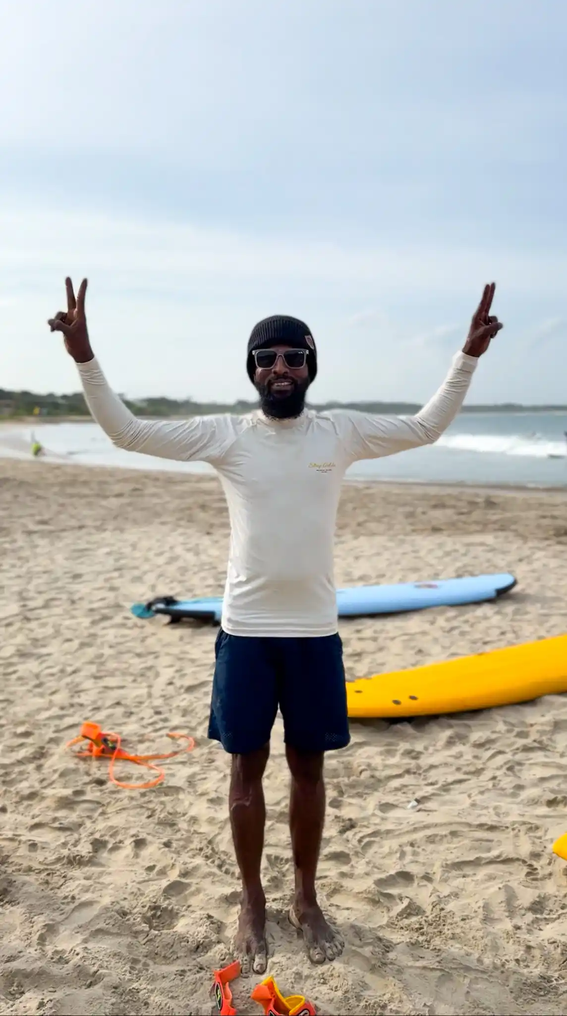 Styl surferski na co dzień – jak dobrać czapkę do luźnego, plażowego looku? 5 Jaki kolor czapki do blond włosów – tworzenie harmonijnego looku