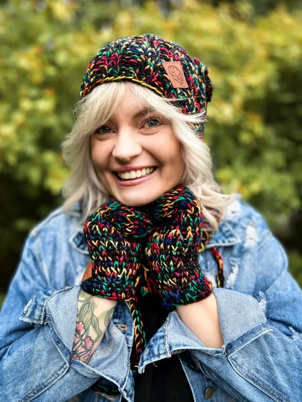 Modna czapka ENDORFINA "Czarne czerwienie" 13 CZAPKA NA SZYDELKU