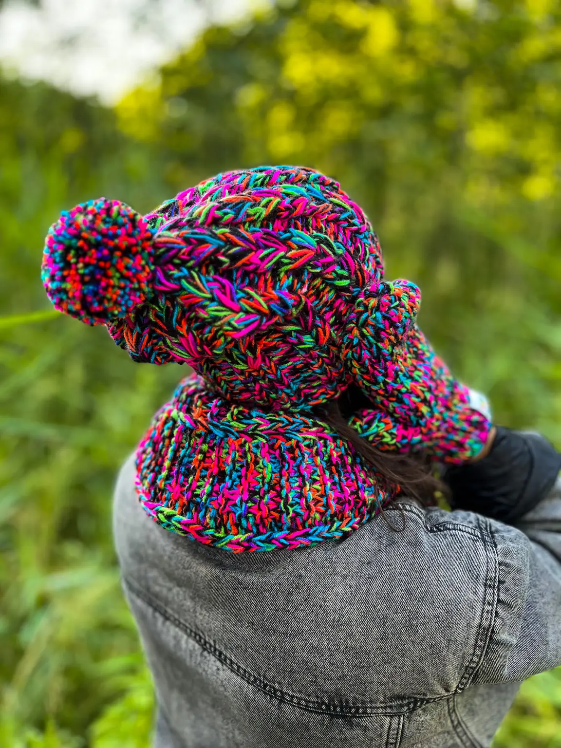 Czapka MERINO 50% ,,Czarne kolorki" SMILE 170 CZAPKA Z POMPONEM MERINO 1
