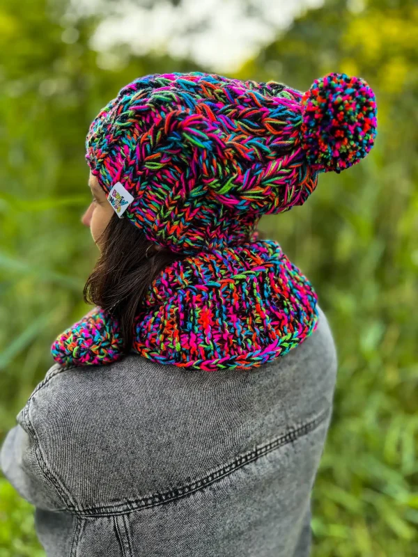 Czapka MERINO 50% ,,Czarne kolorki" SMILE 8 Ciepła czapka z pomponem – luźny krój i rękodzieło seniorek dla wyjątkowego komfortu.
