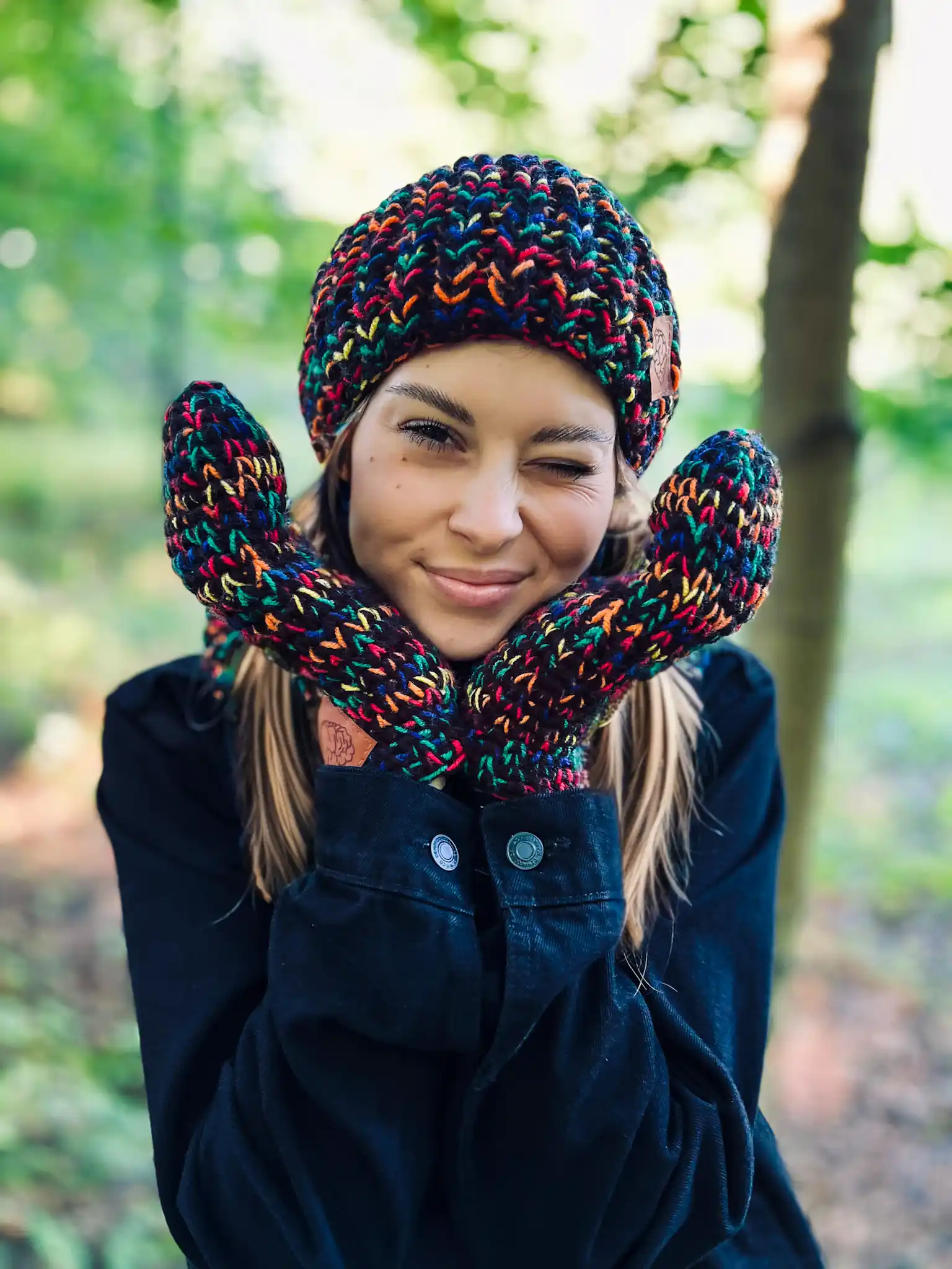 Rękawiczki handmade ze sznureczkiem ,,Czarne czerwienie" 206 Cieplo i elegancja – mitenki z welny merino i alpaki wykonany z dbaloscia o kazdy detal