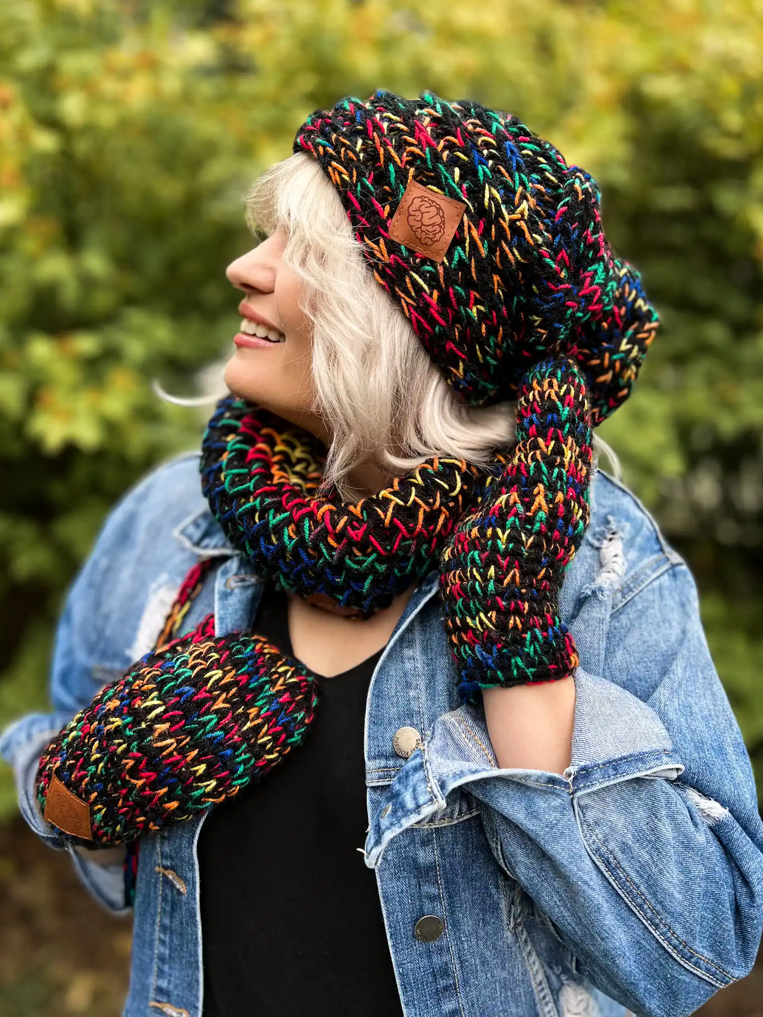 Czapka MERINO 75% nieugniatająca włosów ,,Czarne czerwienie" THIS IS IT 64 Czapka nieugniatająca włosów – stylowa i praktyczna