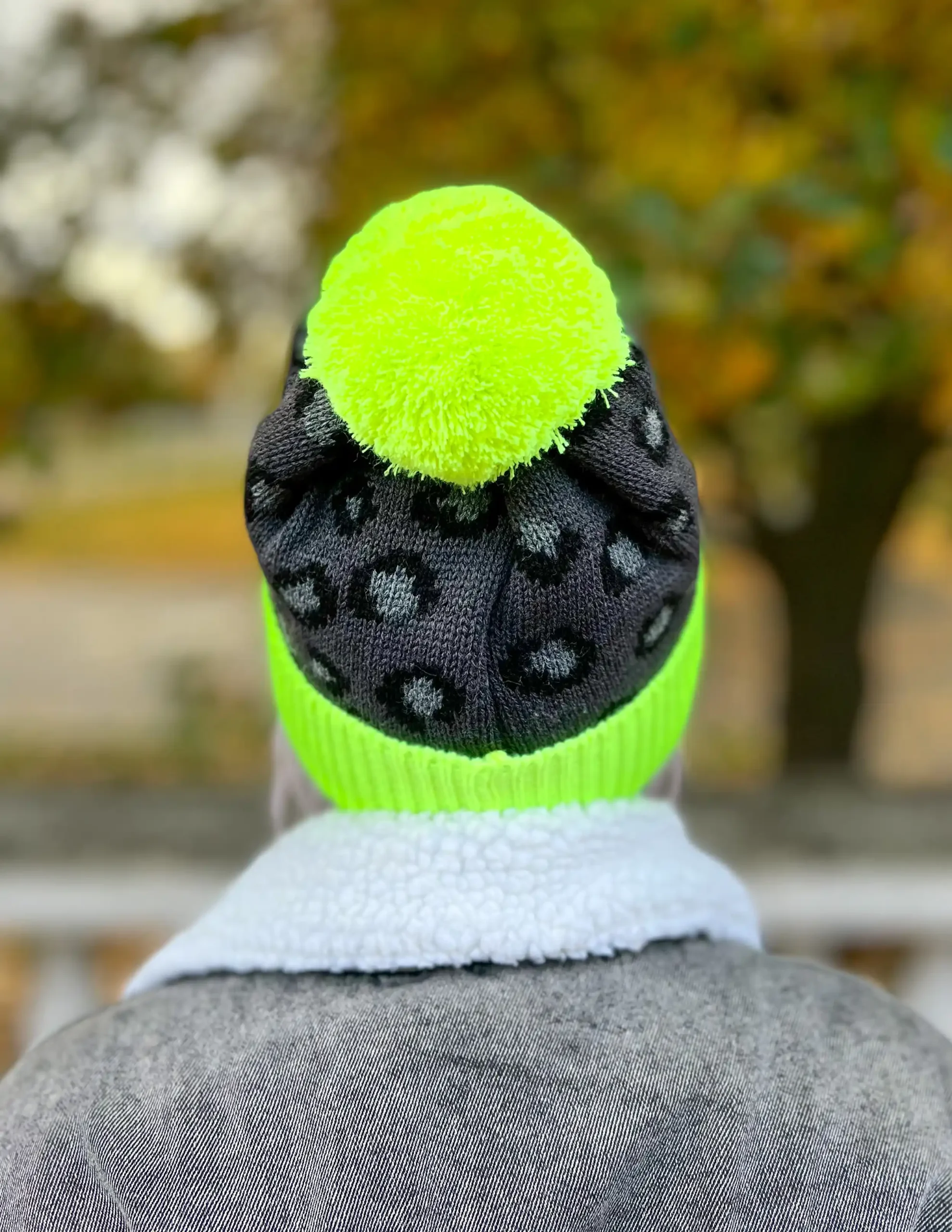Czapka w panterkę "Neonowa" 14 Czapka zimowa z pomponem 1 scaled 1