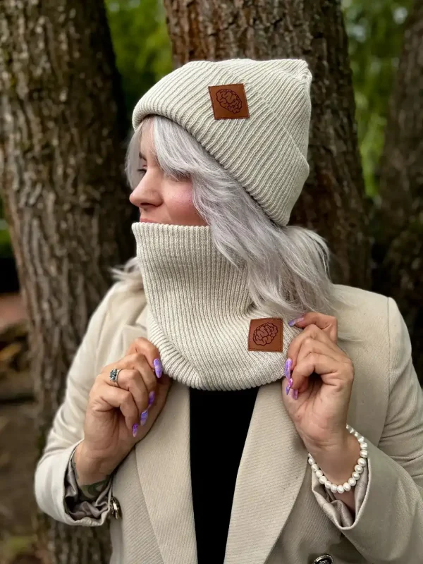Czapka beanie logo ekoskórka "Jasny beż" 5 Elegancka chusta na chłodną pogodę (2)