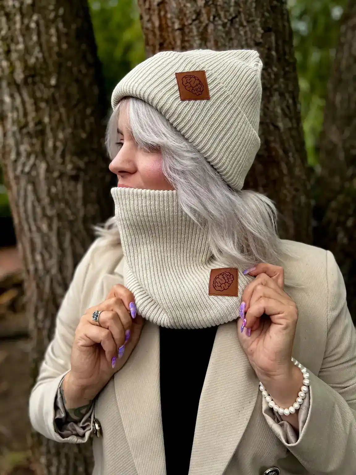 Czapka beanie logo ekoskórka "Jasny beż" 50 Elegancka chusta na chłodną pogodę (2)