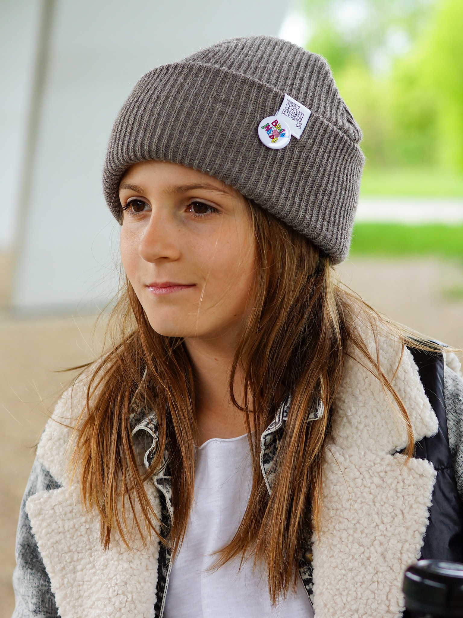 Czapka beanie dla dziecka logo kolorowe "Ciemny beż" 14 GLOWNE Czapka dla dzieci bezowa