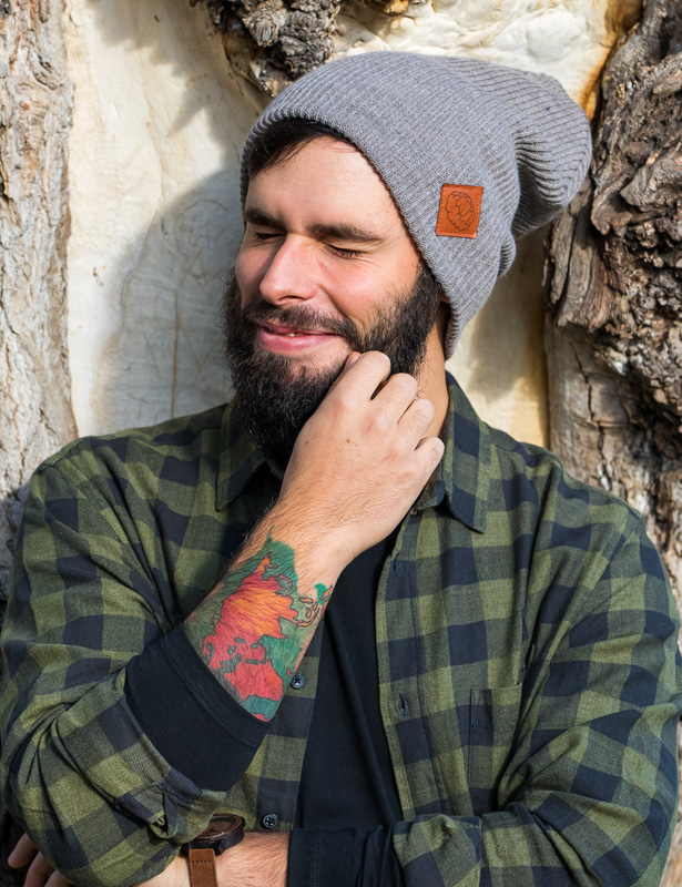Męska czapka beanie logo ekoskórka "Ciemny beż" 85 Czapka long ciemny beż