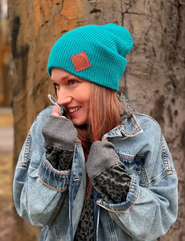 Czapka beanie logo ekoskórka "Turkus" 16 GLOWNE czapka smerfetka turkusowa niebieska Brain Inside