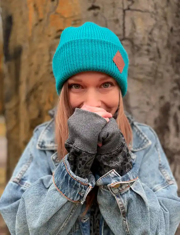 Czapka beanie logo ekoskórka "Turkus" 14 GLOWNE peacock blue czapka beanie turkus morska Brain Inside