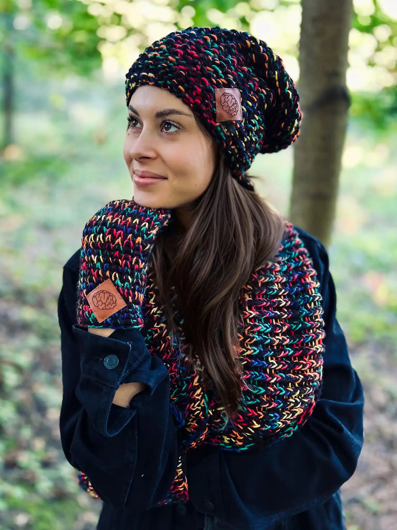 Luźna czapka MERINO 75% "Czarne czerwienie" NEVERLAND 197 Glowne 7 1