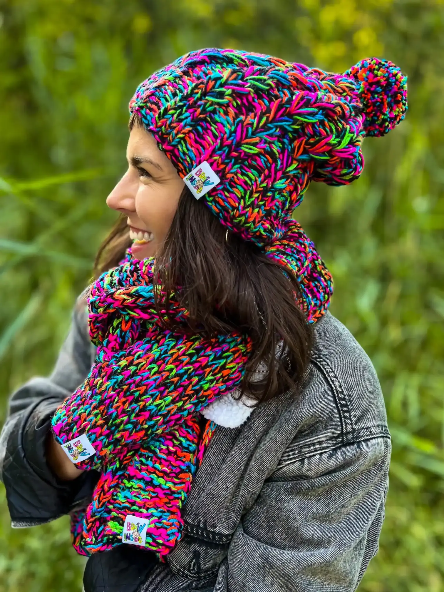 Czapka MERINO 50% ,,Czarne kolorki" SMILE 166 Luzna czapka z pomponem – modny i wygodny dodatek na zime. 2 2