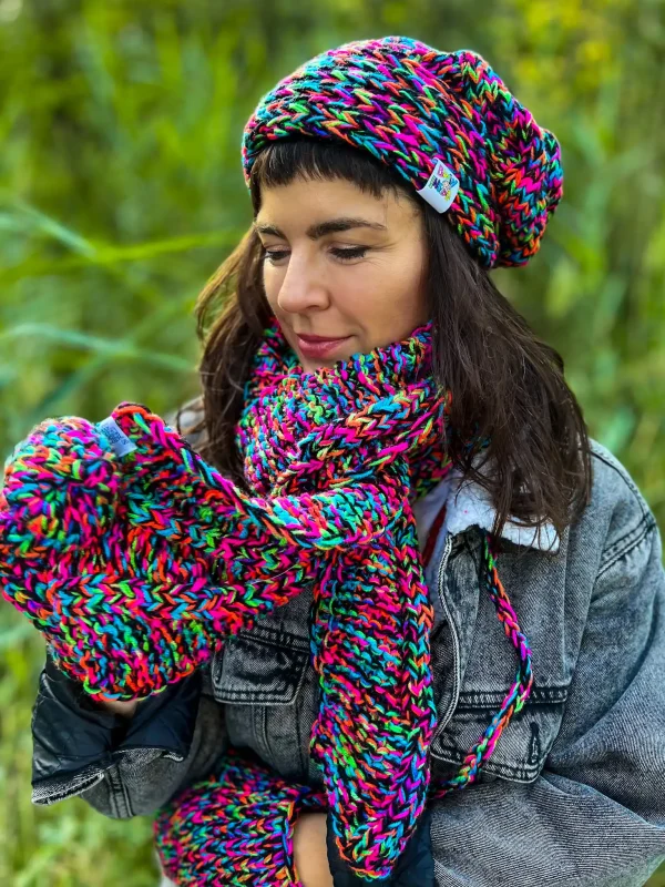 Kolorowy SZAL handmade "Czarne kolorki szalik" 9 Szalik z welny merino – recznie robiony przez seniorki stylowy i cieply dodatek na zime
