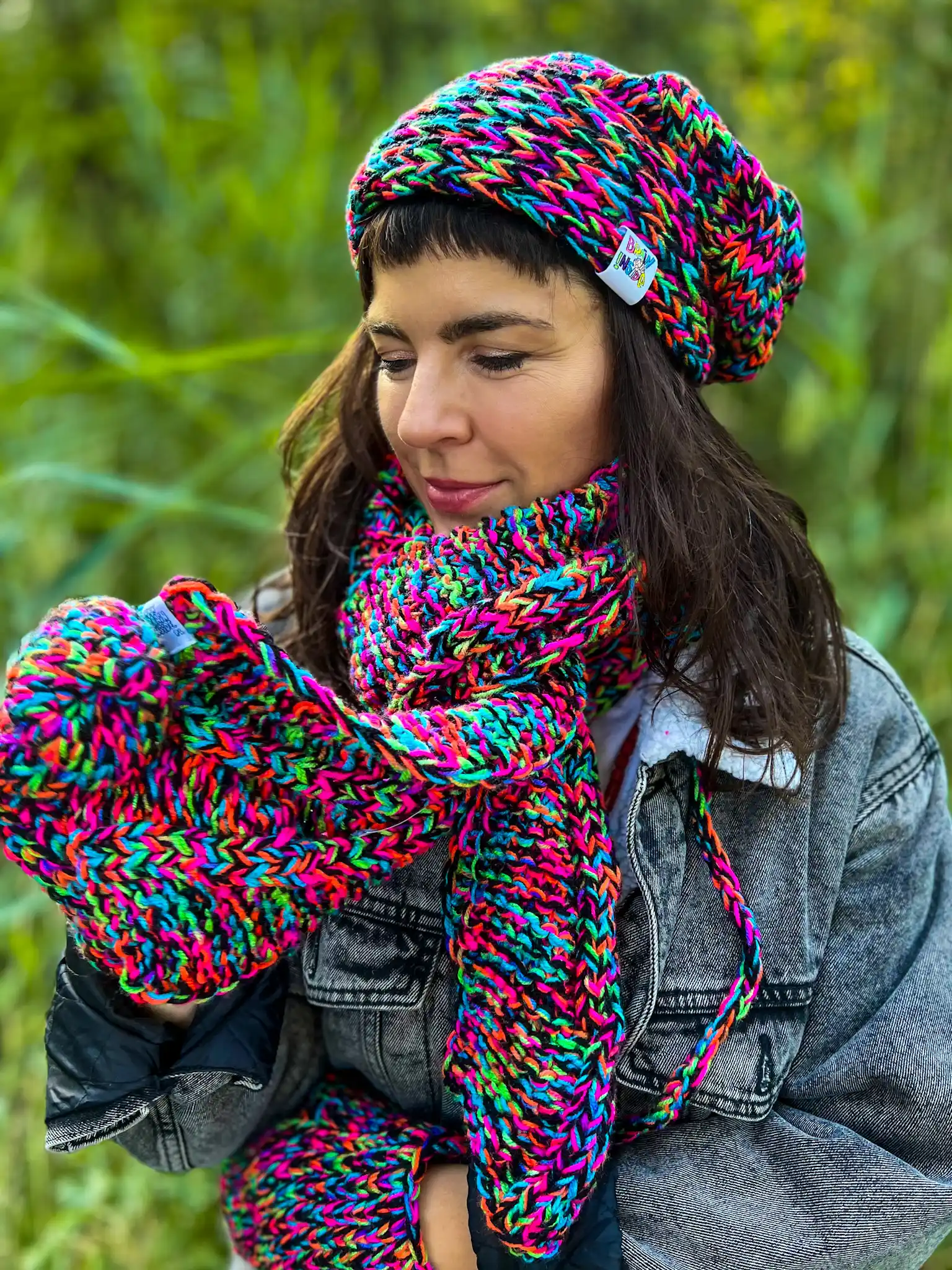 Kolorowy SZAL handmade "Czarne kolorki szalik" 39 Szalik z welny merino – recznie robiony przez seniorki stylowy i cieply dodatek na zime
