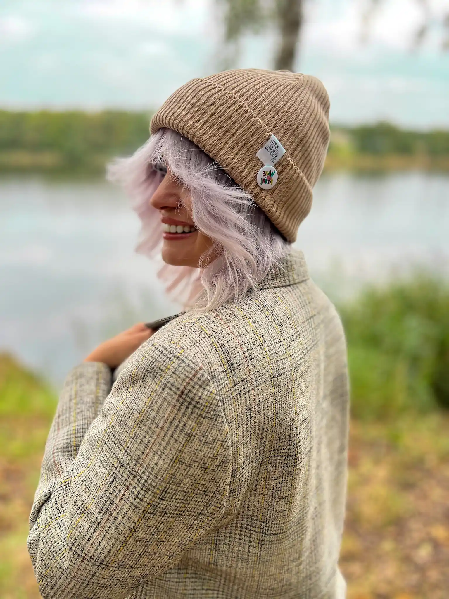 Czapka beanie z bawełny logo kolorowe "Beżowa" 116 bawelniana beanie w kolorze bezowym