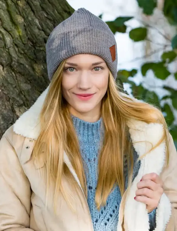 Czapka beanie logo ekoskórka "Ciemny beż" 5 bezowa czapka beanie wywijana brain inside 1