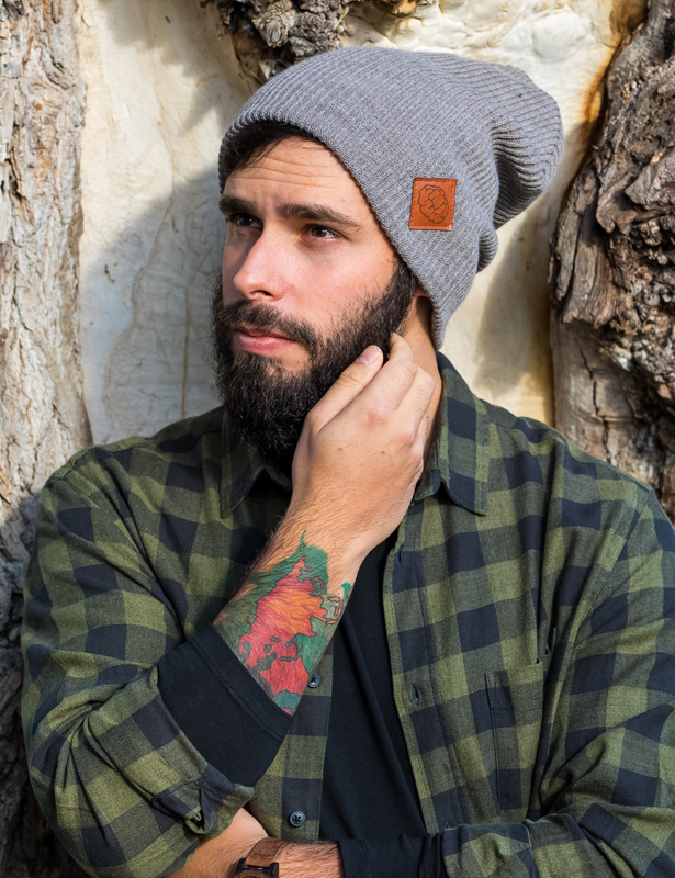 Męska czapka beanie logo ekoskórka "Ciemny beż" 84 bezowa czapka meska luzno opadajaca brain inside 1