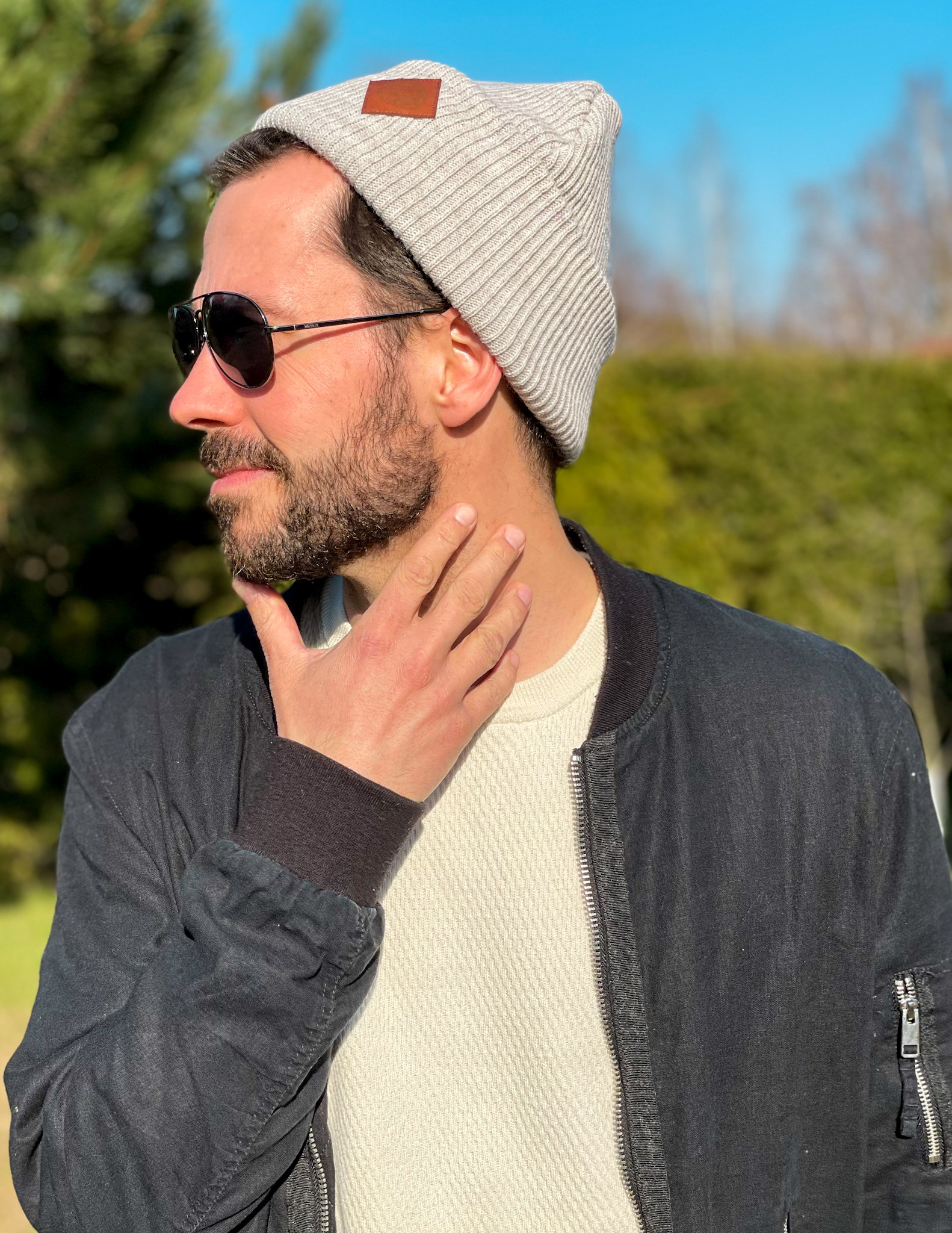 Męska czapka beanie logo ekoskórka "Jasny beż" 138 bezowa czapka meska