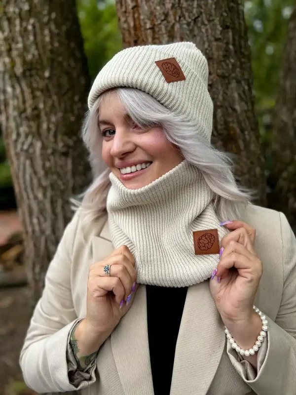 Czapka beanie logo ekoskórka "Jasny beż" 8 bezowy Cieply szalik na chlodne dni 2