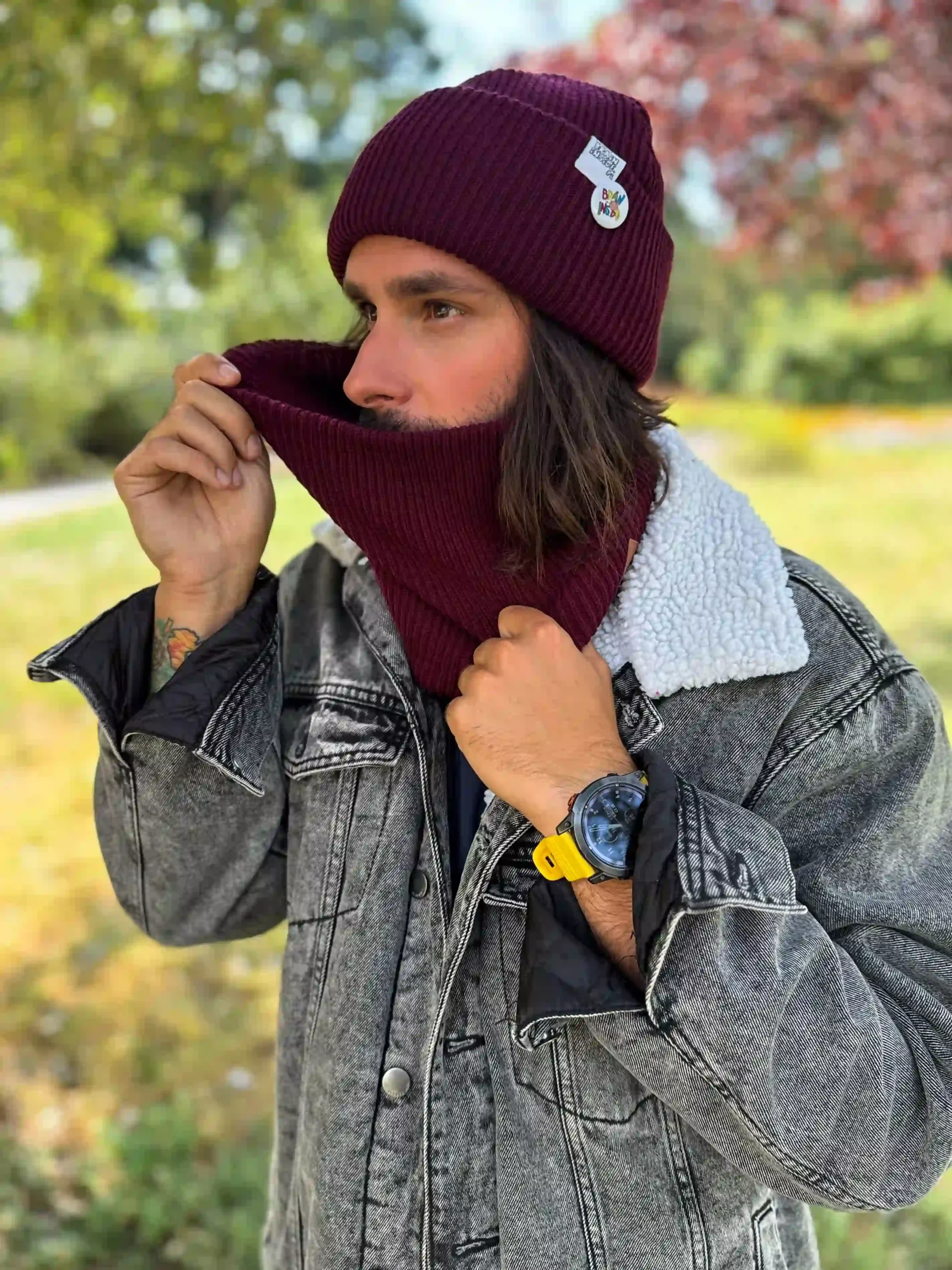 Męska czapka wywijana logo kolorowe "Bordo" 44 bordo komin jesienny scaled 1