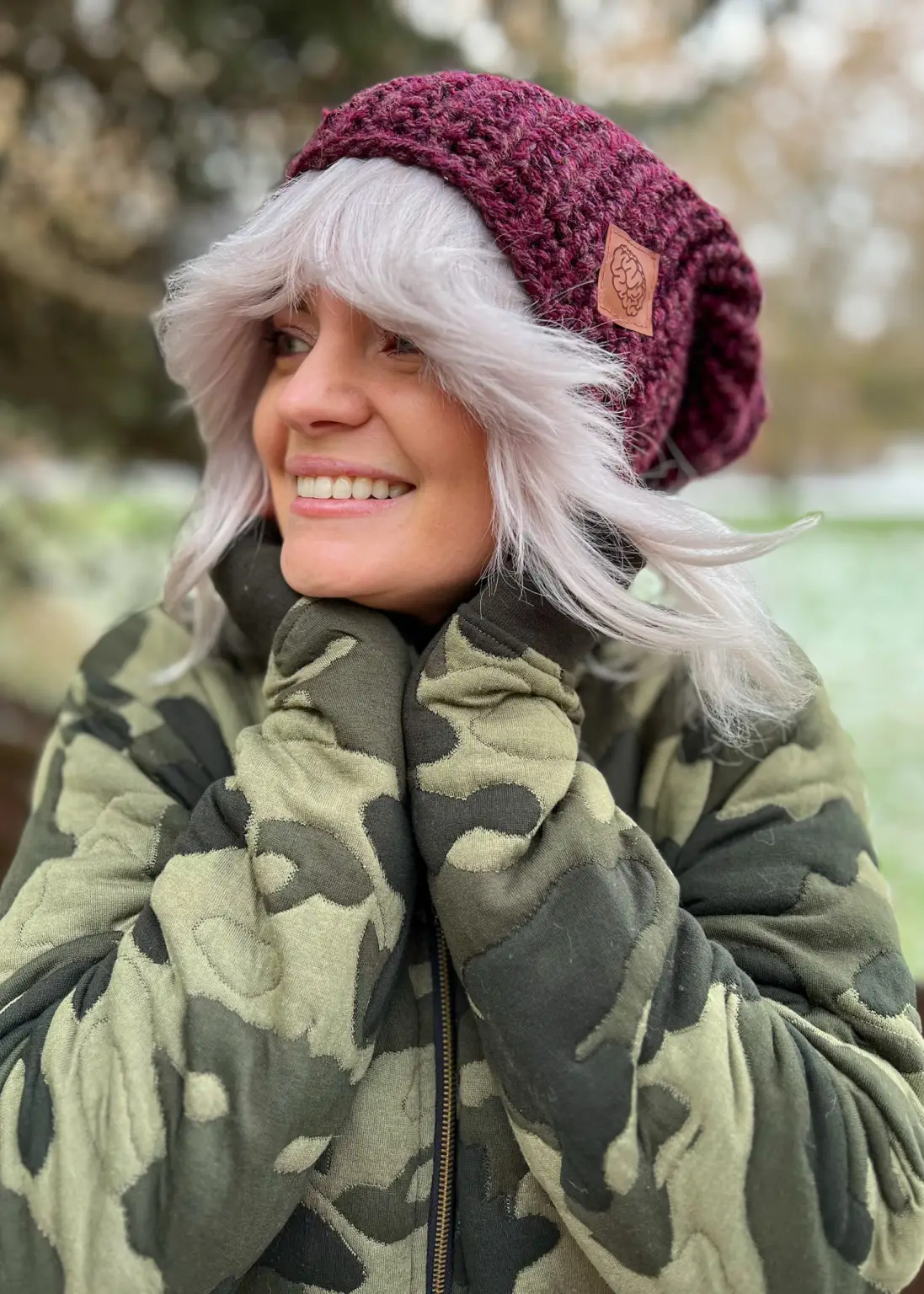 Czapka ręcznie robiona z pomponem ENERGY SHOT ,,Perłowy bordo" 90 bordowa czapka merino
