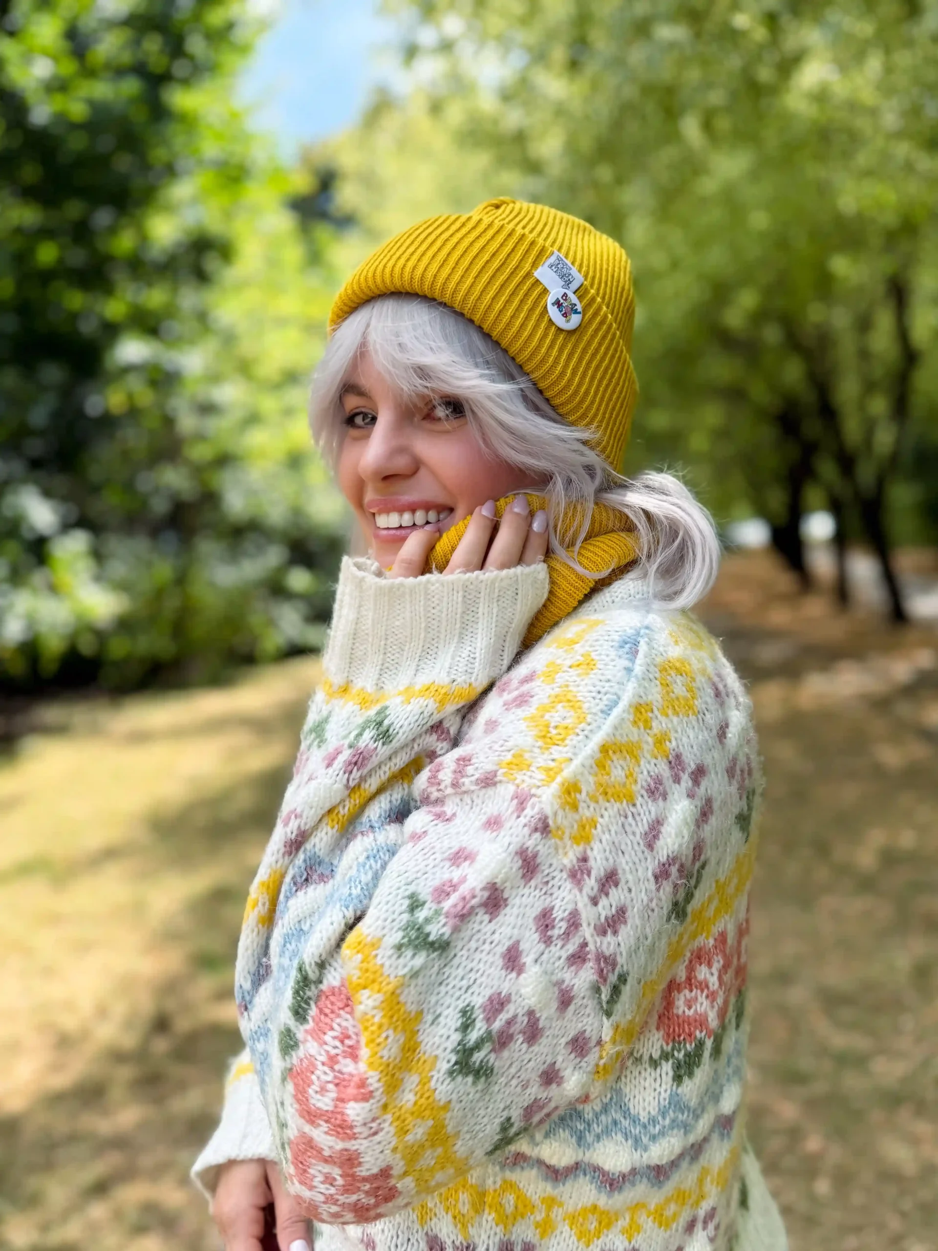 Czapka wywijana logo kolorowe "Miodowa musztarda" 129 casualowa miodowa czapka beanie do codziennych stylizacji
