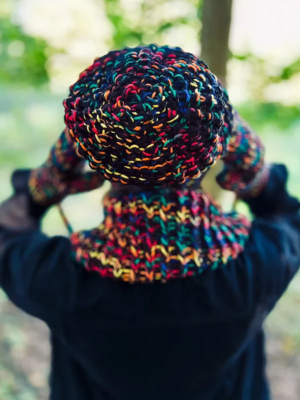 Luźna czapka MERINO 75% "Czarne czerwienie" NEVERLAND 8 ciemna czapka handmade bez pomponem