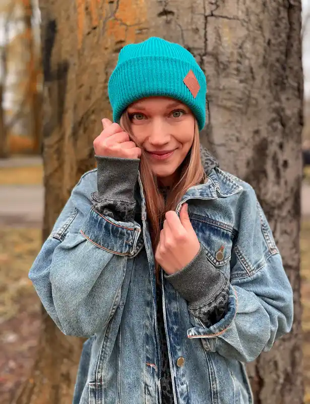 Czapka beanie logo ekoskórka "Turkus" 17 ciemno turkusowa czapka brain inside peacock blue pantone