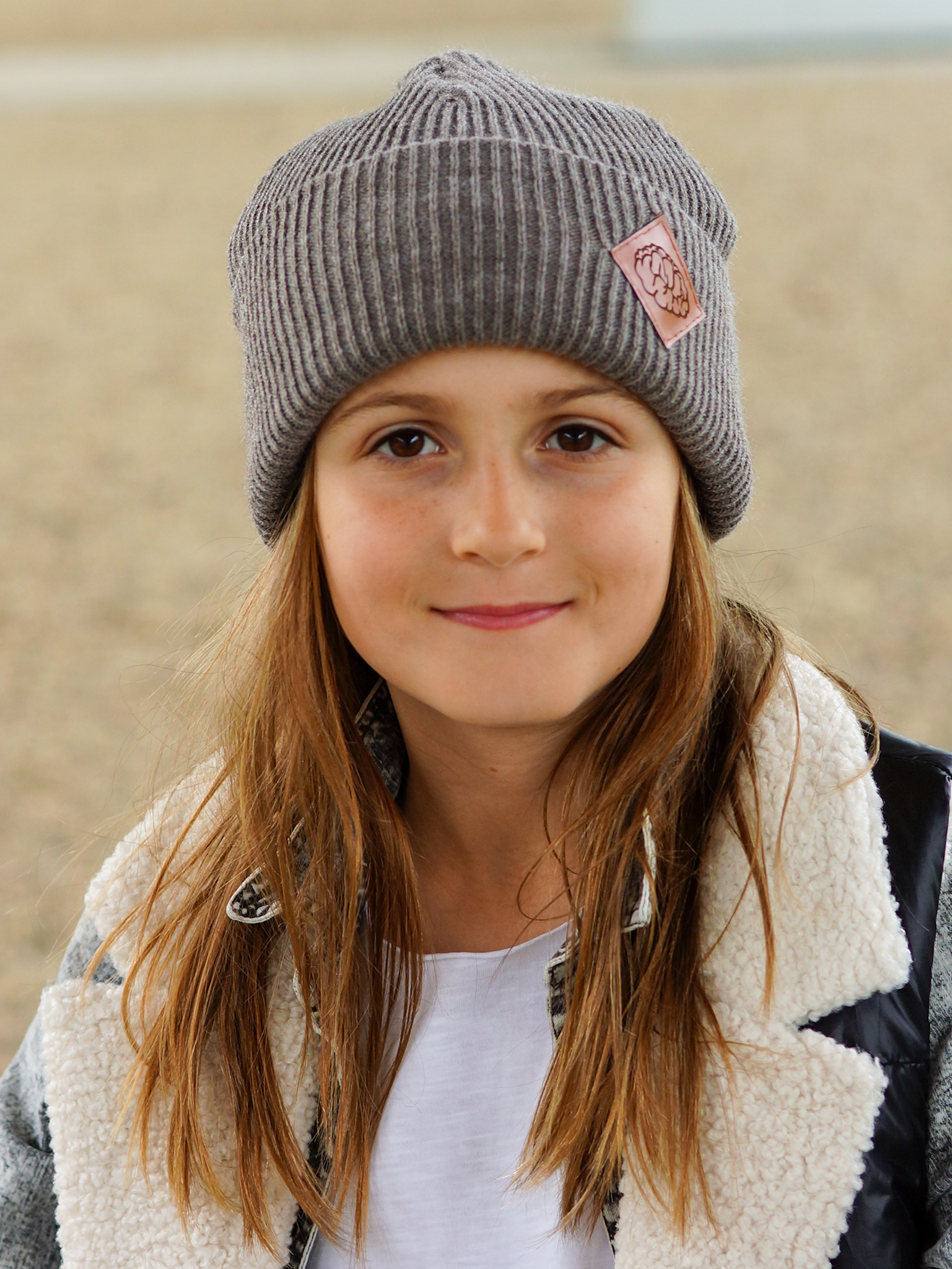 Modna czapka dla dziecka logo ekoskórka "Ciemny beż" 33 ciemny bez czapka zimowa dla dzieci Brain Inside