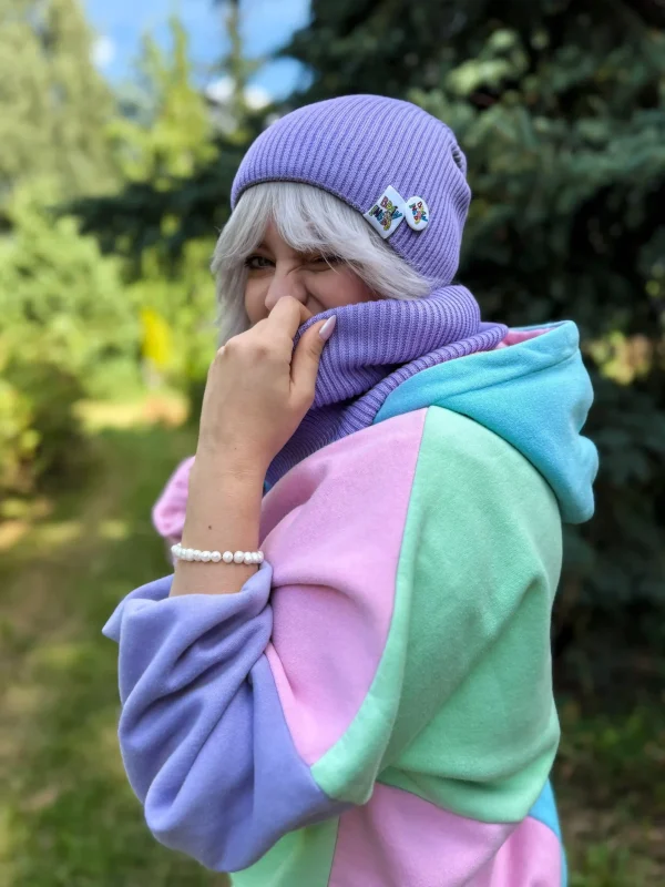Luźna czapka z bawełny logo kolorowe "Jasny fiolet" 8 cienka czapka bawelniana na jesien scaled 1