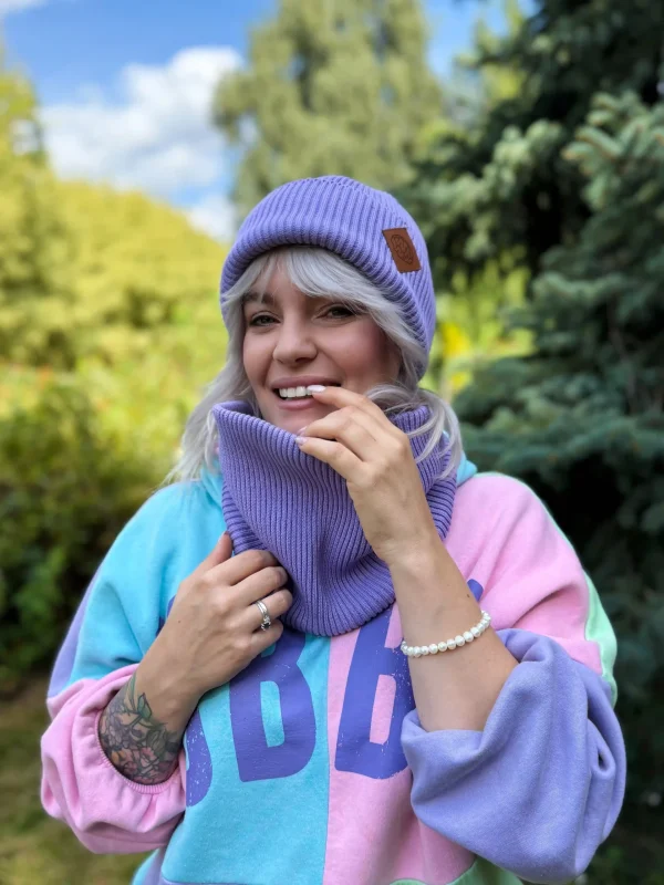 Bawełniana czapka beanie logo ekoskórka "Jasny fiolet" 7 cienka fioletowa czapka bawelniana scaled 1