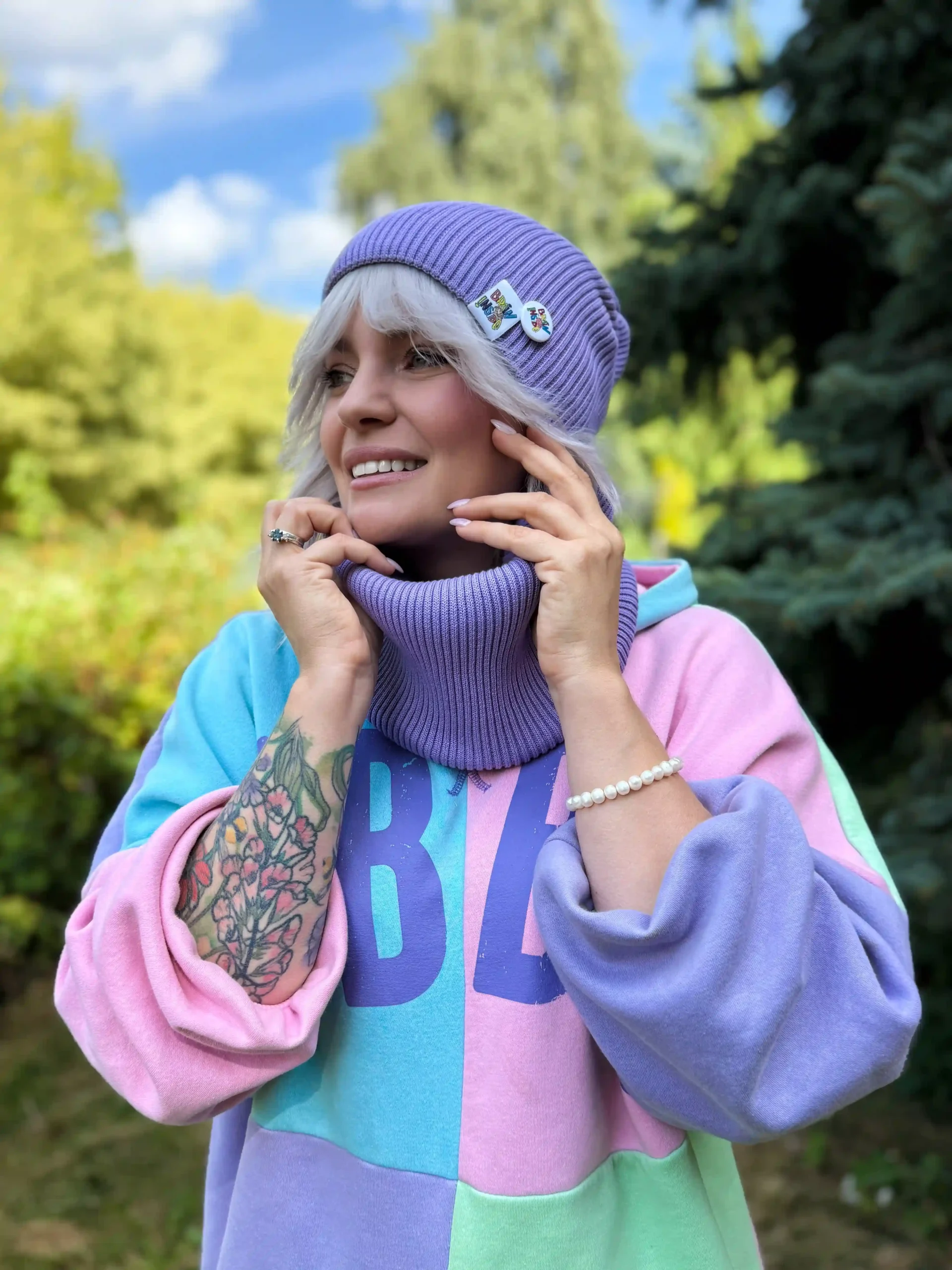 Luźna czapka z bawełny logo kolorowe "Jasny fiolet" 48 cienka fioletowa czapka unisex scaled 1