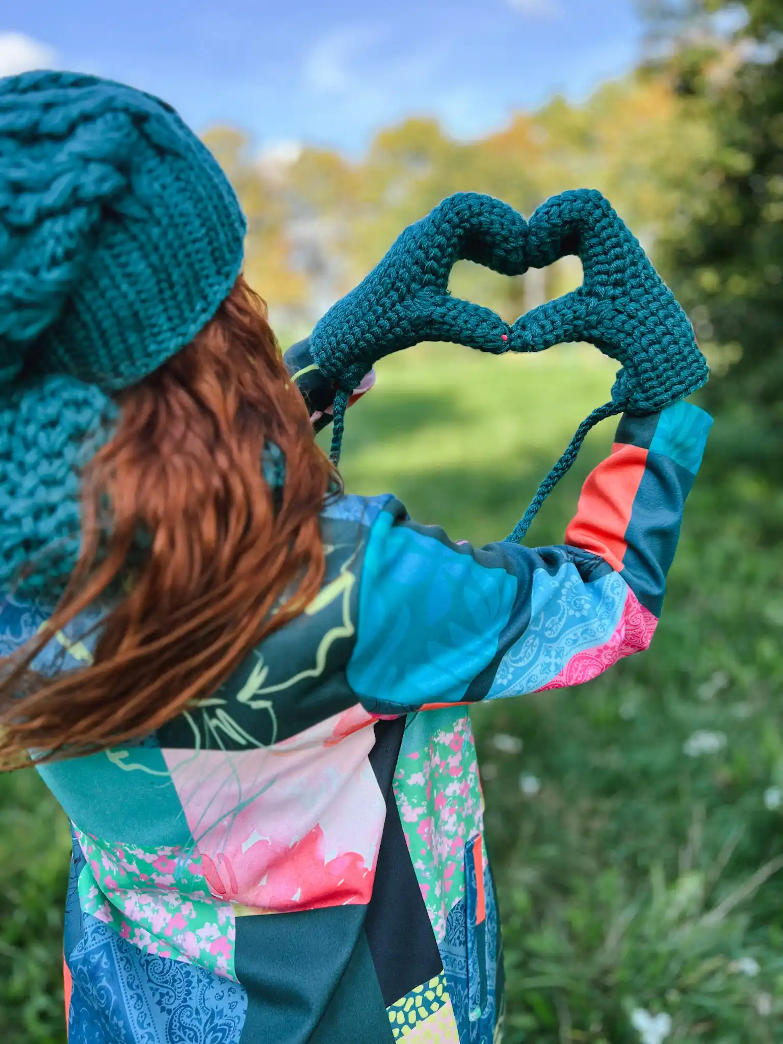 Rękawiczki handmade ze sznureczkiem ,,Leśny zielony" 224 cieple zielone rekawiczki na sznureczku