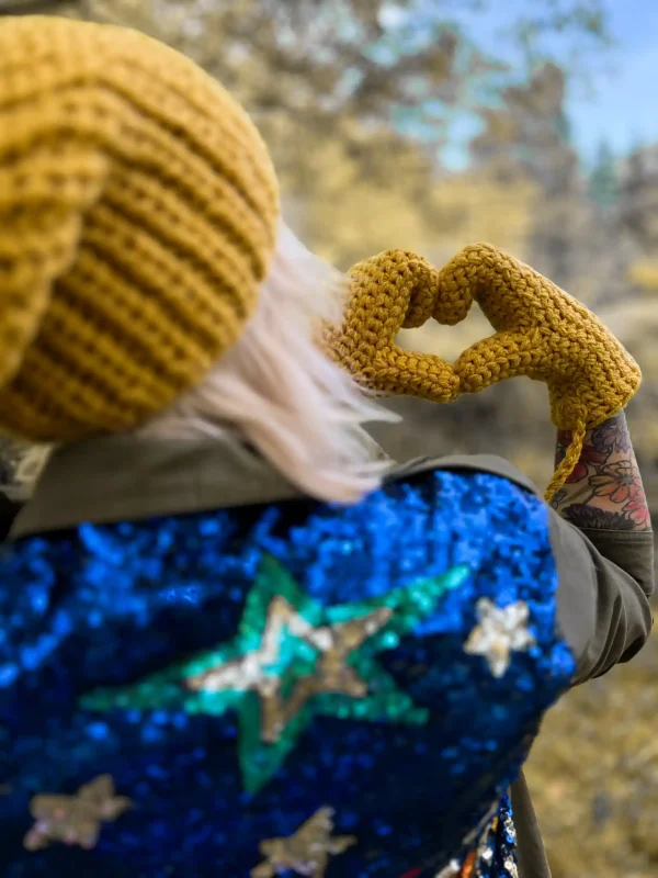 Rękawiczki handmade ze sznureczkiem ,,Miodowa musztarda" 12 cieple zimowe reakwice na sznureczku