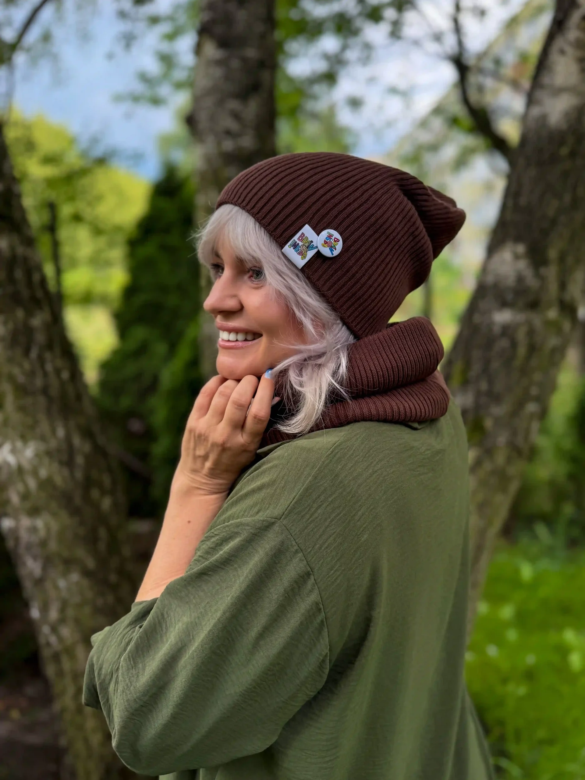 Luźna czapka z bawełny logo kolorowe "Brąz" 38 czapka luzna brazowa scaled 1