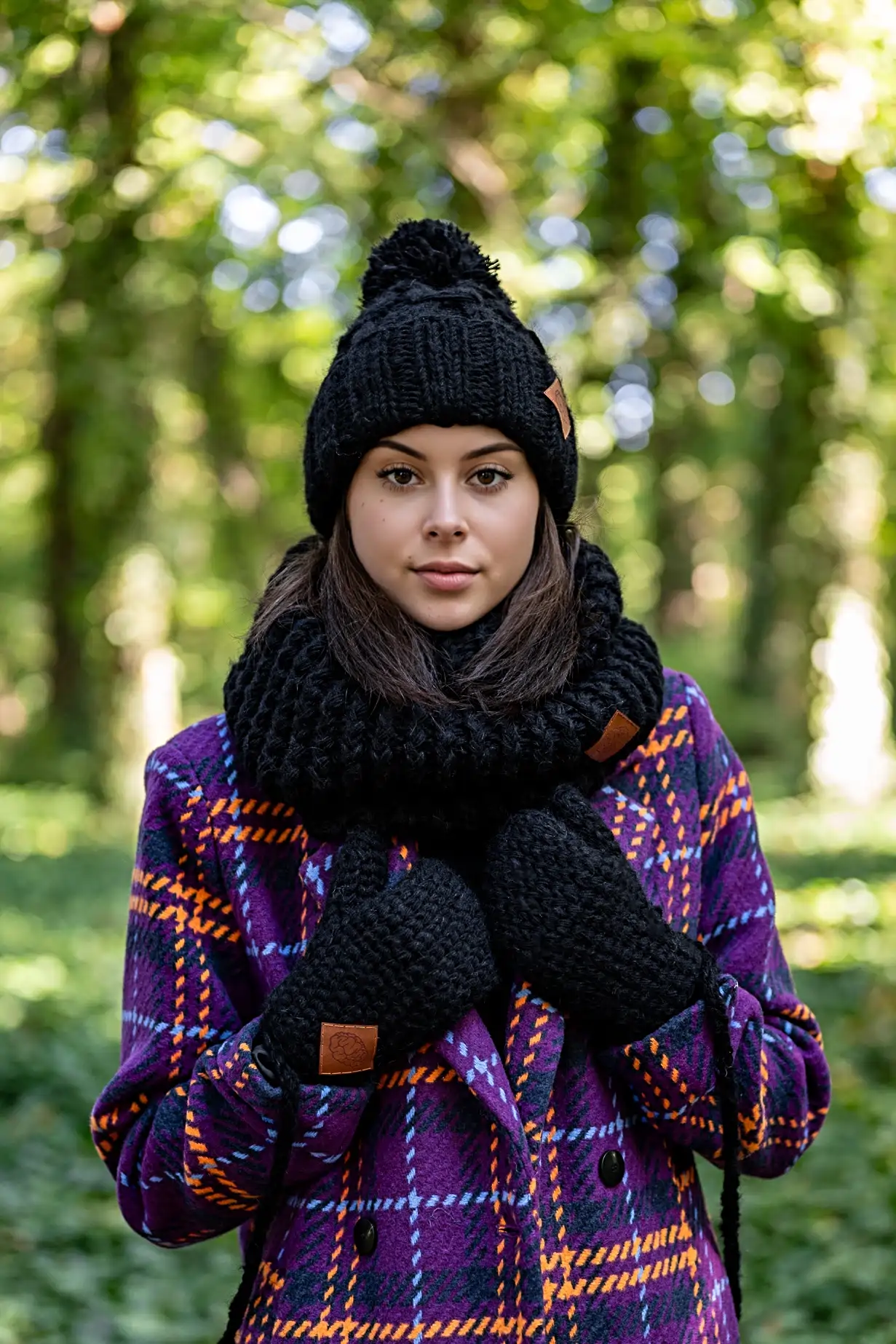 Komin MERINO "Czarny" 22 czapka merino z duzym pomponem 1