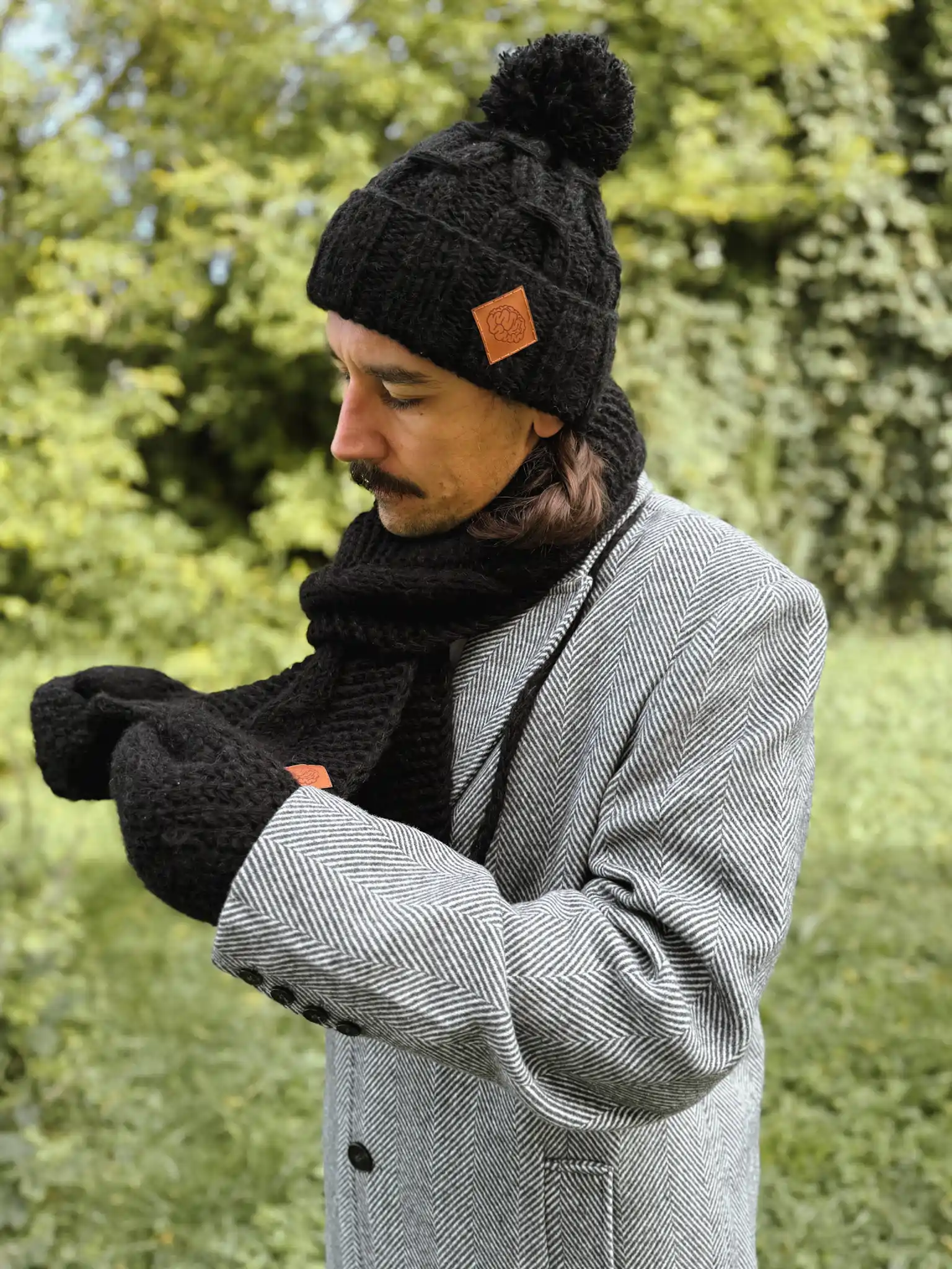 Męski szal MERINO "Czarny szalik" 42 czapka z pomponem merino