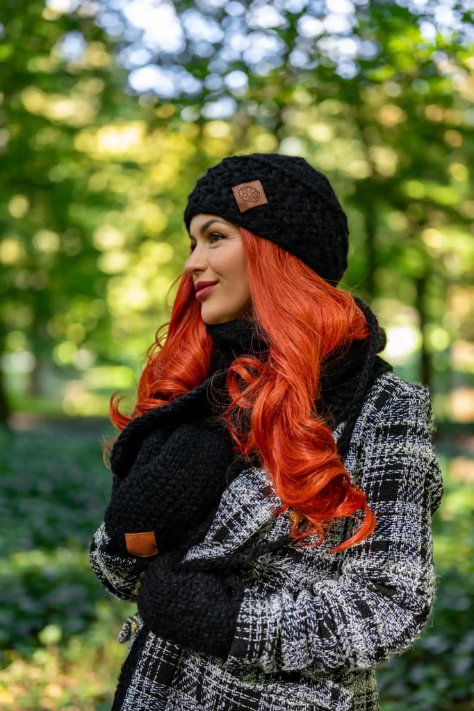 czapka zimowa krotka z podszewka jedwab czarna merino