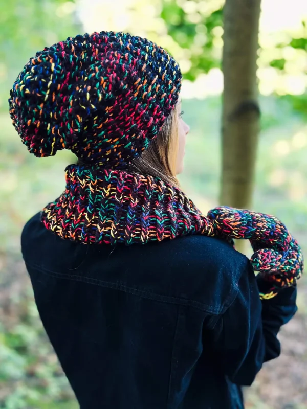 Luźna czapka MERINO 75% "Czarne czerwienie" NEVERLAND 12 czarna czapka dziergana z dodatkiem welny