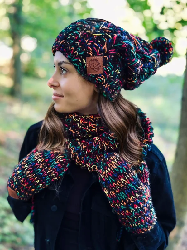 Czapka MERINO 75% ,,Czarne czerwienie" SMILE 8 czarna czapka handmade