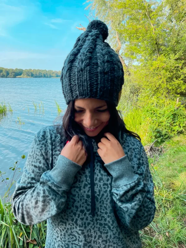 Czapka na zimę SMILE ,,Perłowy czarny" 10 czarna czapka slouchy