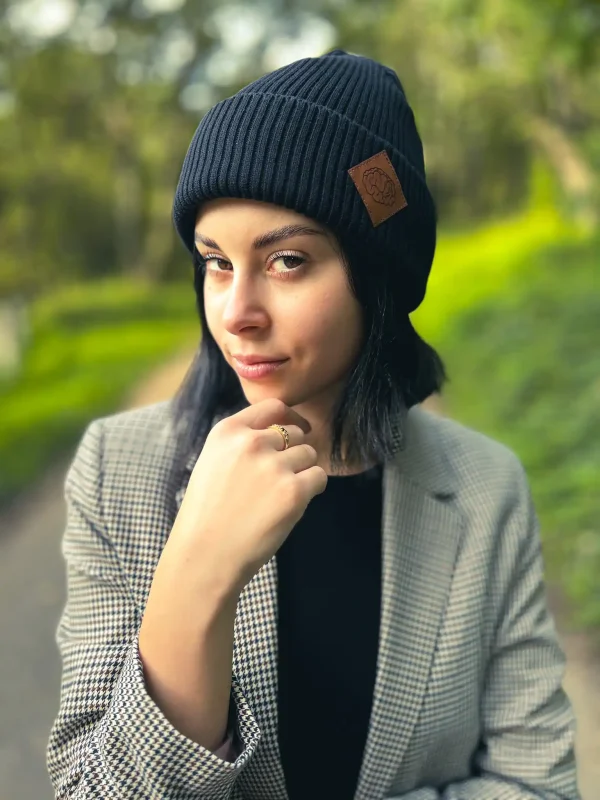 Bawełniana czapka beanie logo ekoskórka "Czarny" 11 czarna wywinieta czapka bawelniana