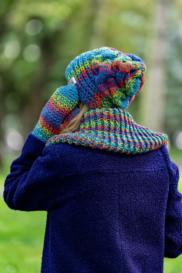 Czapka MERINO 50% nieugniatająca włosów "Tęcza Błękit" THIS IS IT 16 damska luzna czapka merino kolorowa